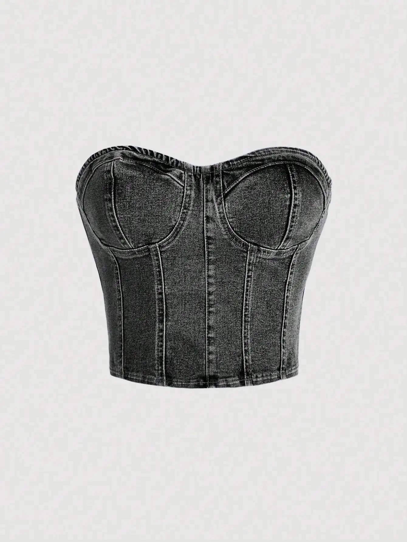 Corset jeans estruturado com cinco recortes verticais e bojo anatômico, tecido com lavagem estonada, costuras visíveis e acabamento fosco. Perfeito para valorizar a cintura com elegância urbana.
