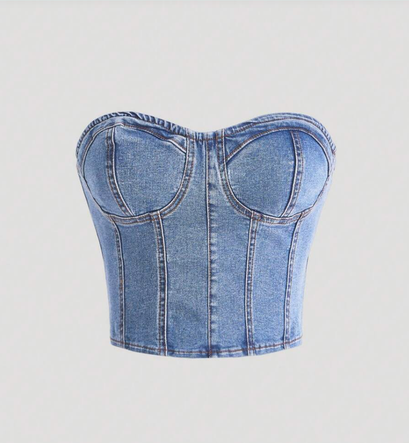 Corset jeans estruturado com cinco recortes verticais e bojo anatômico, tecido com lavagem estonada, costuras visíveis e acabamento fosco. Perfeito para valorizar a cintura com elegância urbana.
