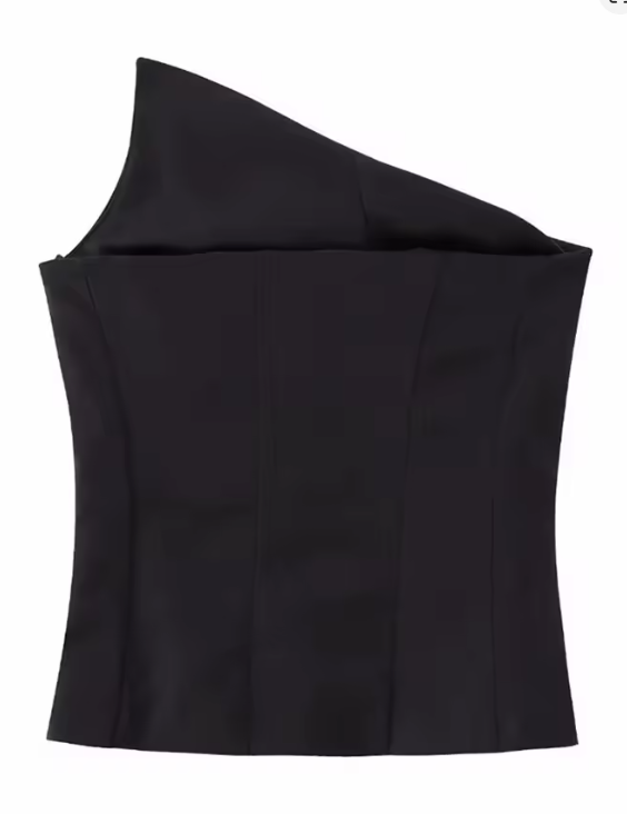 Modelo feminina vestindo corset com corte de um ombro só, tecido estruturado e acabamento acetinado. Costuras verticais e modelagem que afina a cintura com elegância moderna.