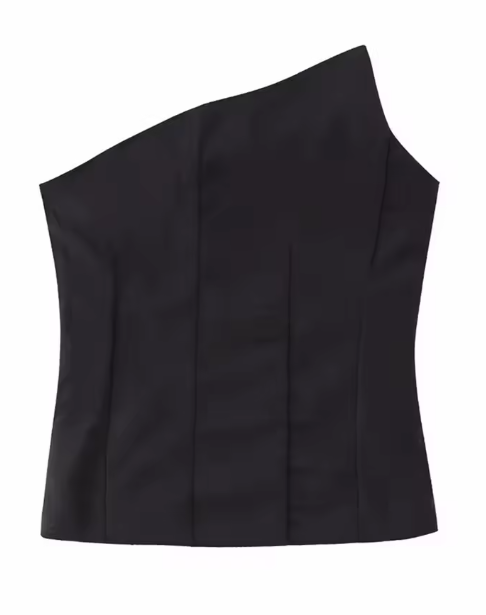 Modelo feminina vestindo corset com corte de um ombro só, tecido estruturado e acabamento acetinado. Costuras verticais e modelagem que afina a cintura com elegância moderna.
