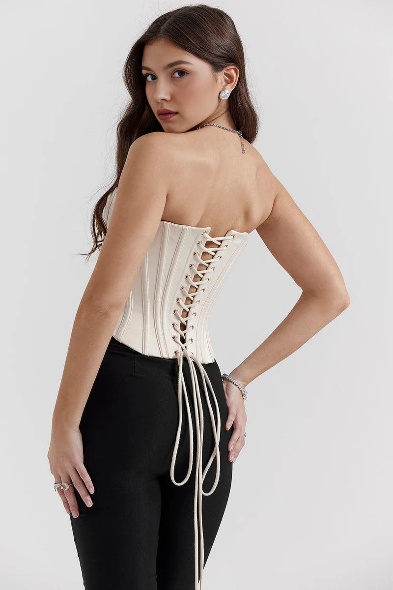 Imagem do Corset Modelador Bellini, com barbatanas verticais, modelagem ajustada e caimento elegante. A peça realça a silhueta com sofisticação, perfeita para compor looks modernos com calças ou saias de cintura alta.