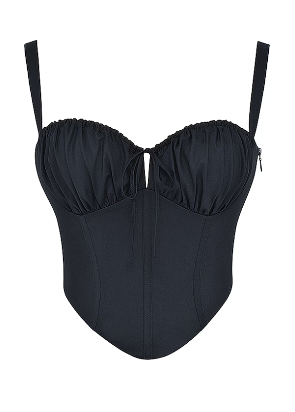 Corset preto com estrutura modeladora, recortes verticais e busto franzido com laço central. Alças largas e fechamento lateral. Modelo feminina vestindo a peça contra fundo neutro, foco do busto à cintura.