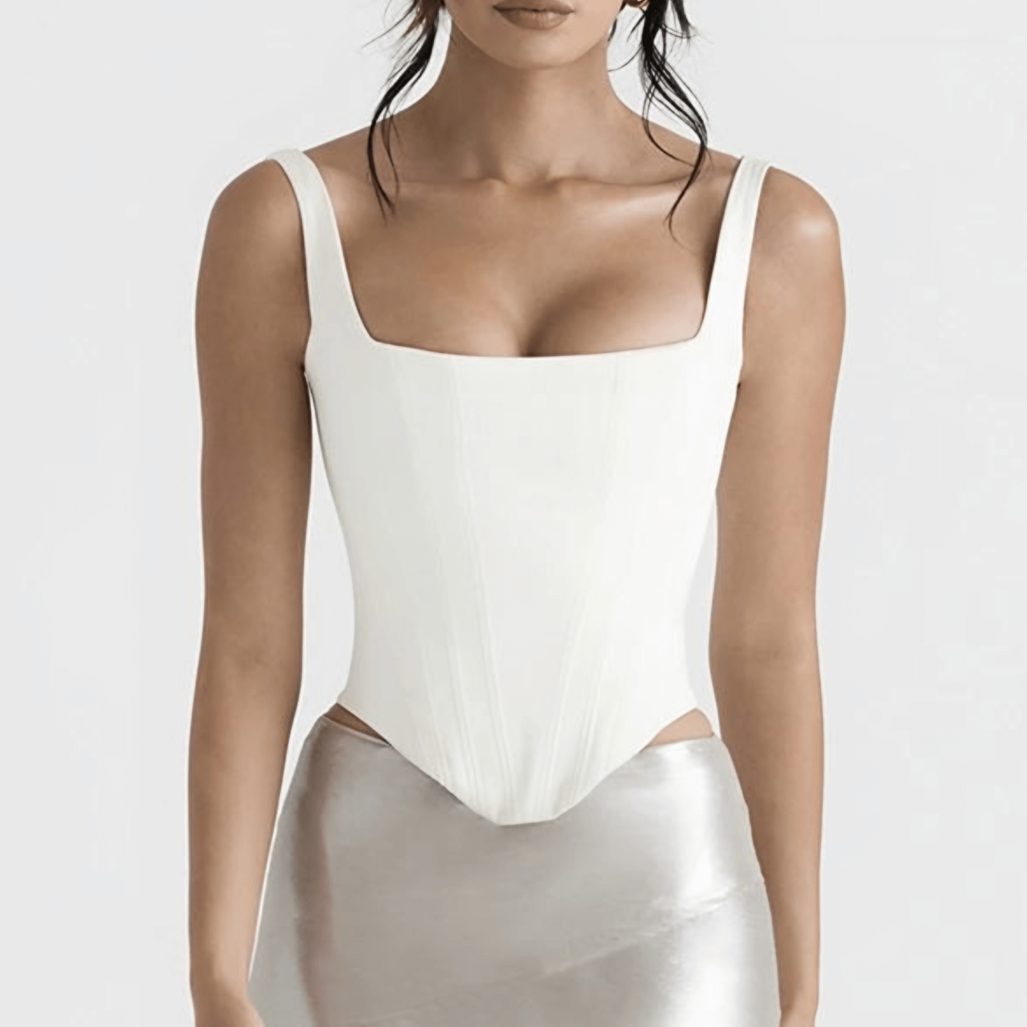 Imagem do Corset Modelador Mimosa confeccionado em cetim duchese preto, com decote quadrado, estrutura marcada e forro interno para suporte. Realça a cintura com elegância e é perfeito para festas, jantares e ocasiões sofisticadas.