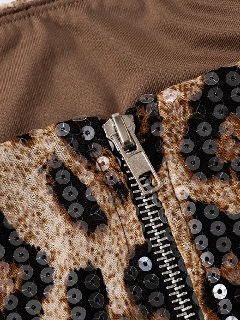 Top tomara que caia com estampa animal print e aplicação de paetês por toda a peça. Estrutura justa e modelagem reta, com brilho que destaca a silhueta em produções noturnas e ousadas. Estética impactante e sensual.