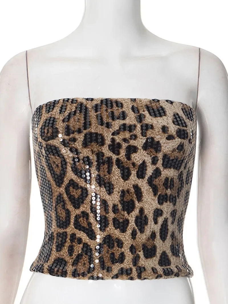 Top tomara que caia com estampa animal print e aplicação de paetês por toda a peça. Estrutura justa e modelagem reta, com brilho que destaca a silhueta em produções noturnas e ousadas. Estética impactante e sensual.