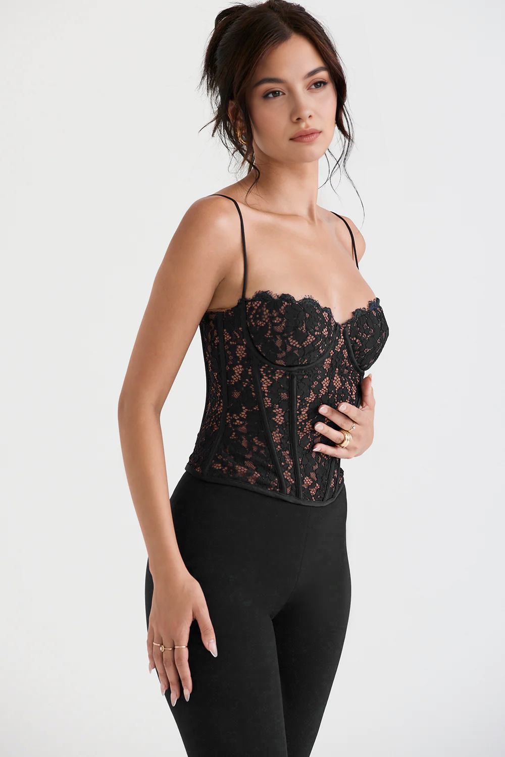 Corset Renda Frangelico em tecido com decote suave, estrutura estilo clássico e caimento cropped. Ideal para festas e baladas. Disponível do P ao G. Destaque sensual para compor looks sofisticados e modernos.