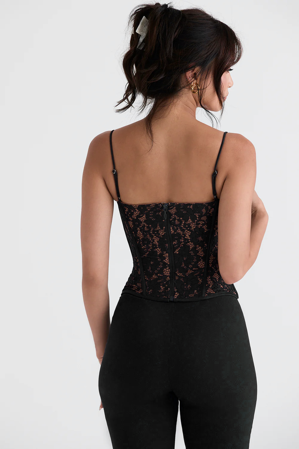 Corset Renda Frangelico em tecido com decote suave, estrutura estilo clássico e caimento cropped. Ideal para festas e baladas. Disponível do P ao G. Destaque sensual para compor looks sofisticados e modernos.
