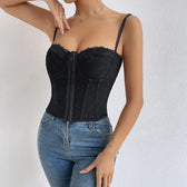 Corset Pink Lady com design clássico em renda, decote suave com suporte no busto, estrutura marcada e caimento cropped. Realça a cintura com elegância. Ideal para festas, baladas e jantares sofisticados.
