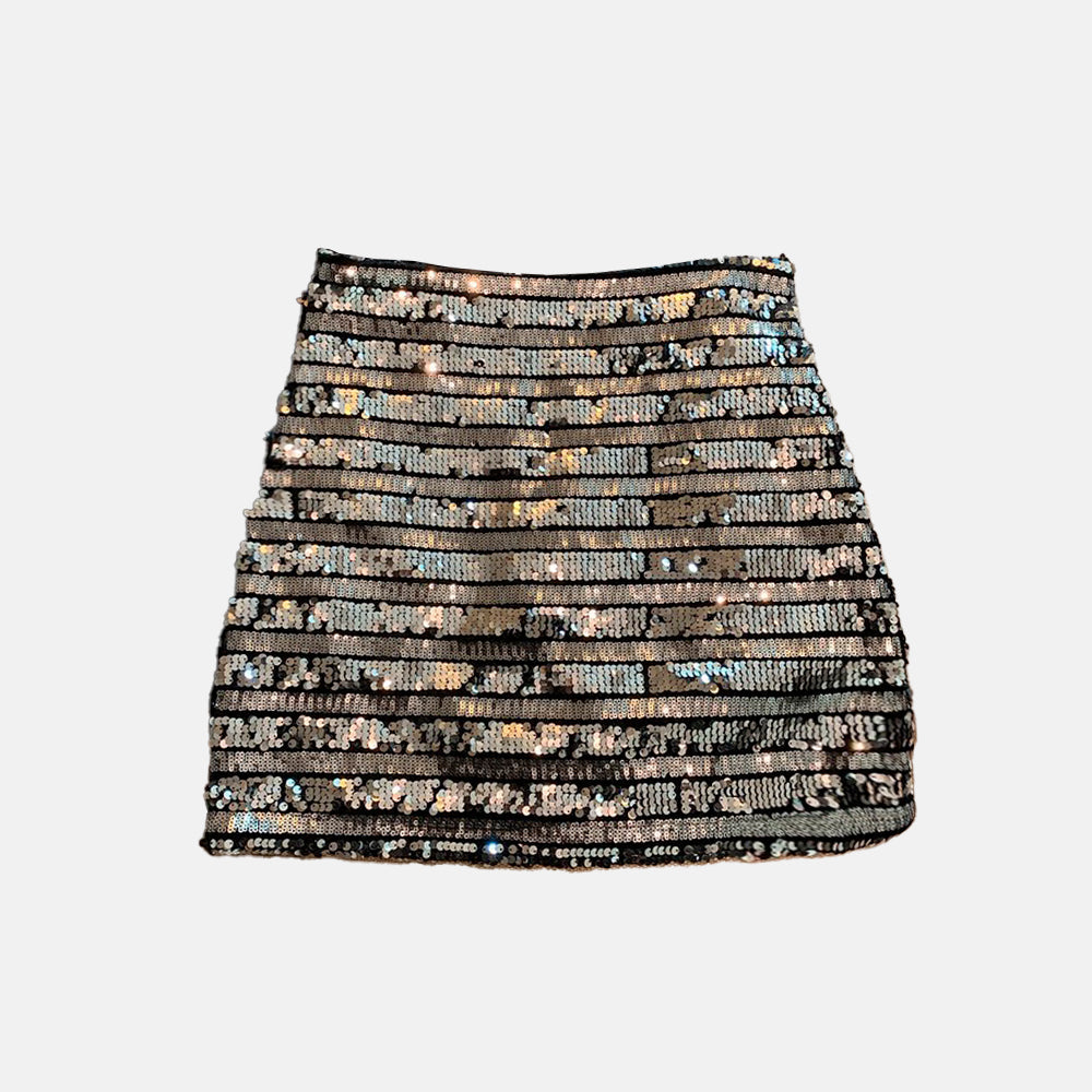 Saia feminina em tecido estruturado com textura listrada e aplicação de brilho discreto. Disponível em três cores, possui modelagem reta e caimento elegante. Ideal para ocasiões especiais ou composições refinadas do dia à noite.