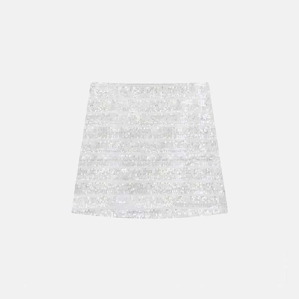 Saia feminina em tecido estruturado com textura listrada e aplicação de brilho discreto. Disponível em três cores, possui modelagem reta e caimento elegante. Ideal para ocasiões especiais ou composições refinadas do dia à noite.
