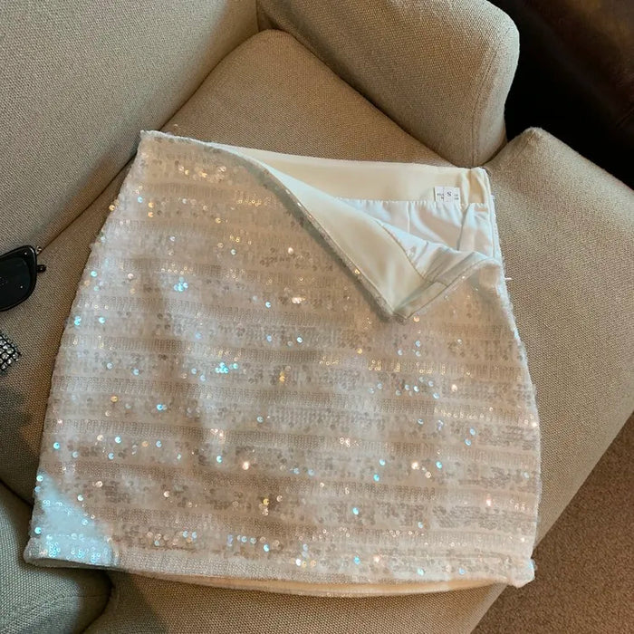 Saia feminina em tecido estruturado com textura listrada e aplicação de brilho discreto. Disponível em três cores, possui modelagem reta e caimento elegante. Ideal para ocasiões especiais ou composições refinadas do dia à noite.