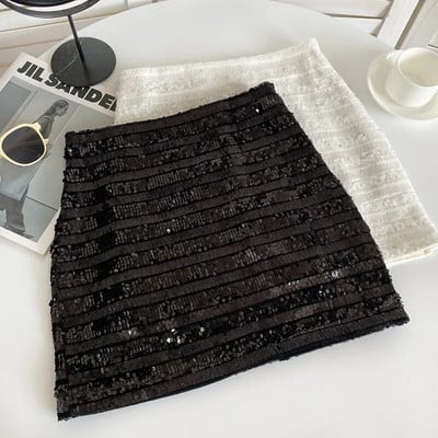 Saia feminina em tecido estruturado com textura listrada e aplicação de brilho discreto. Disponível em três cores, possui modelagem reta e caimento elegante. Ideal para ocasiões especiais ou composições refinadas do dia à noite.