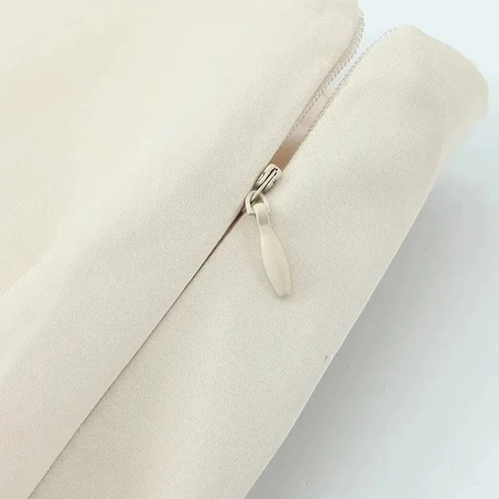Saia de tecido estruturado com modelagem reta e laço frontal gigante aplicado na cintura. Peça de cintura alta, com visual romântico, feminino e elegante, ideal para composições sofisticadas ou ocasiões especiais.