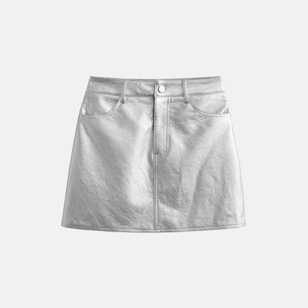 Saia metalizada com acabamento prateado fosco, modelagem reta, cintura média e fechamento frontal tradicional. Peça elegante com estrutura simples e brilho discreto, ideal para composições minimalistas com presença.