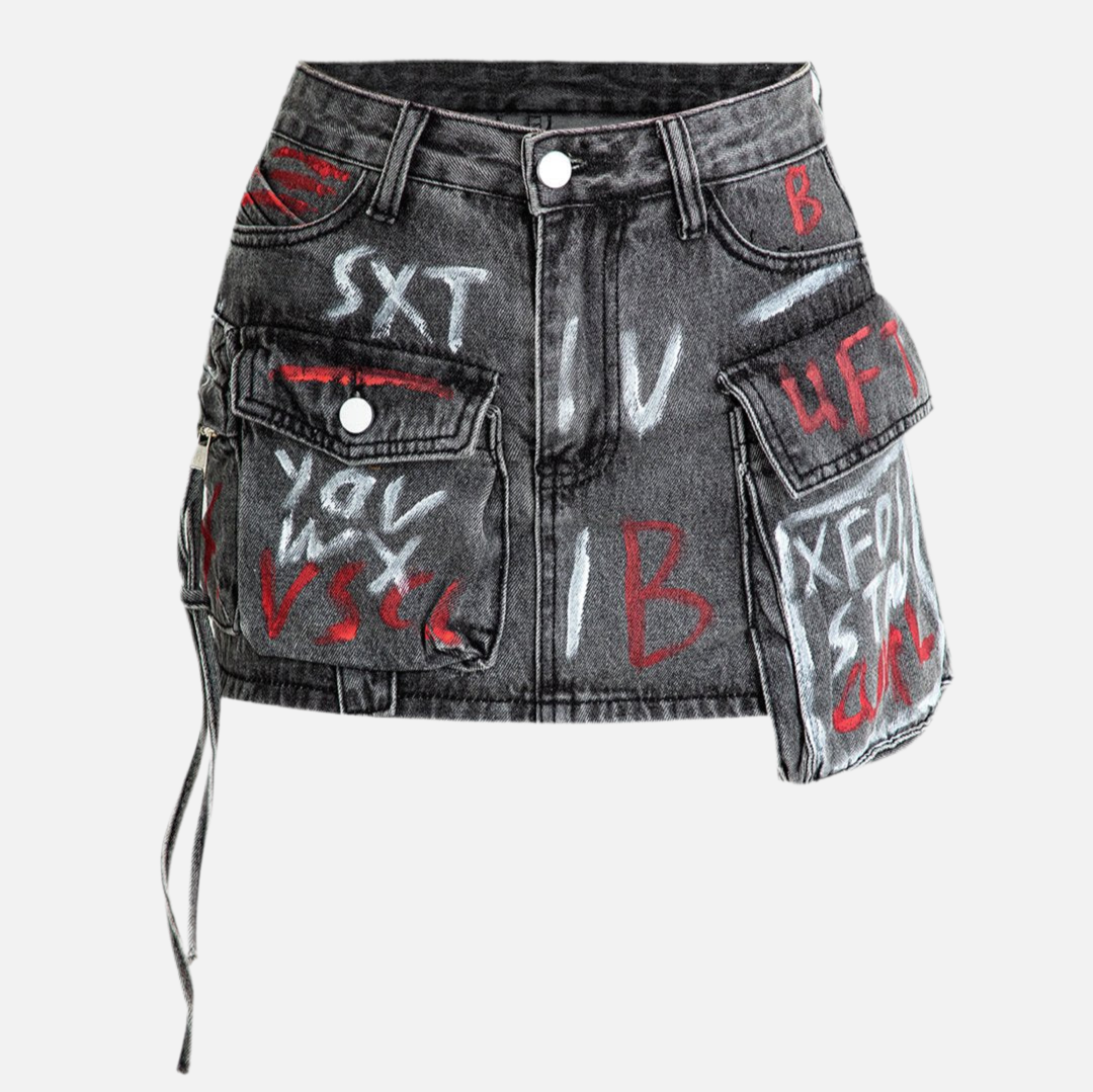 Saia jeans com estampa grafitada em tons vibrantes e bolsos cargo utilitários com lapela. Modelagem mini com cintura média e estrutura reta. Visual urbano, ousado e expressivo, com toque de arte de rua e atitude fashion.
