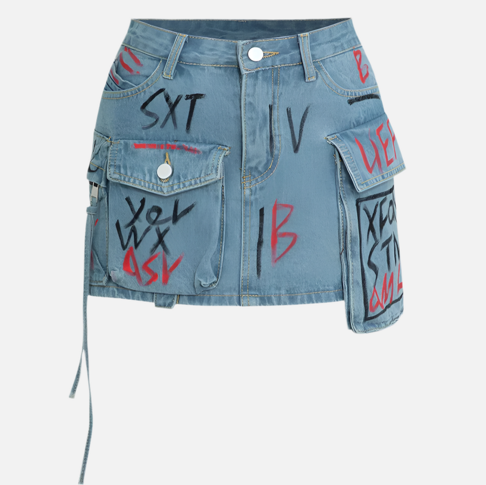 Saia jeans com estampa grafitada em tons vibrantes e bolsos cargo utilitários com lapela. Modelagem mini com cintura média e estrutura reta. Visual urbano, ousado e expressivo, com toque de arte de rua e atitude fashion.
