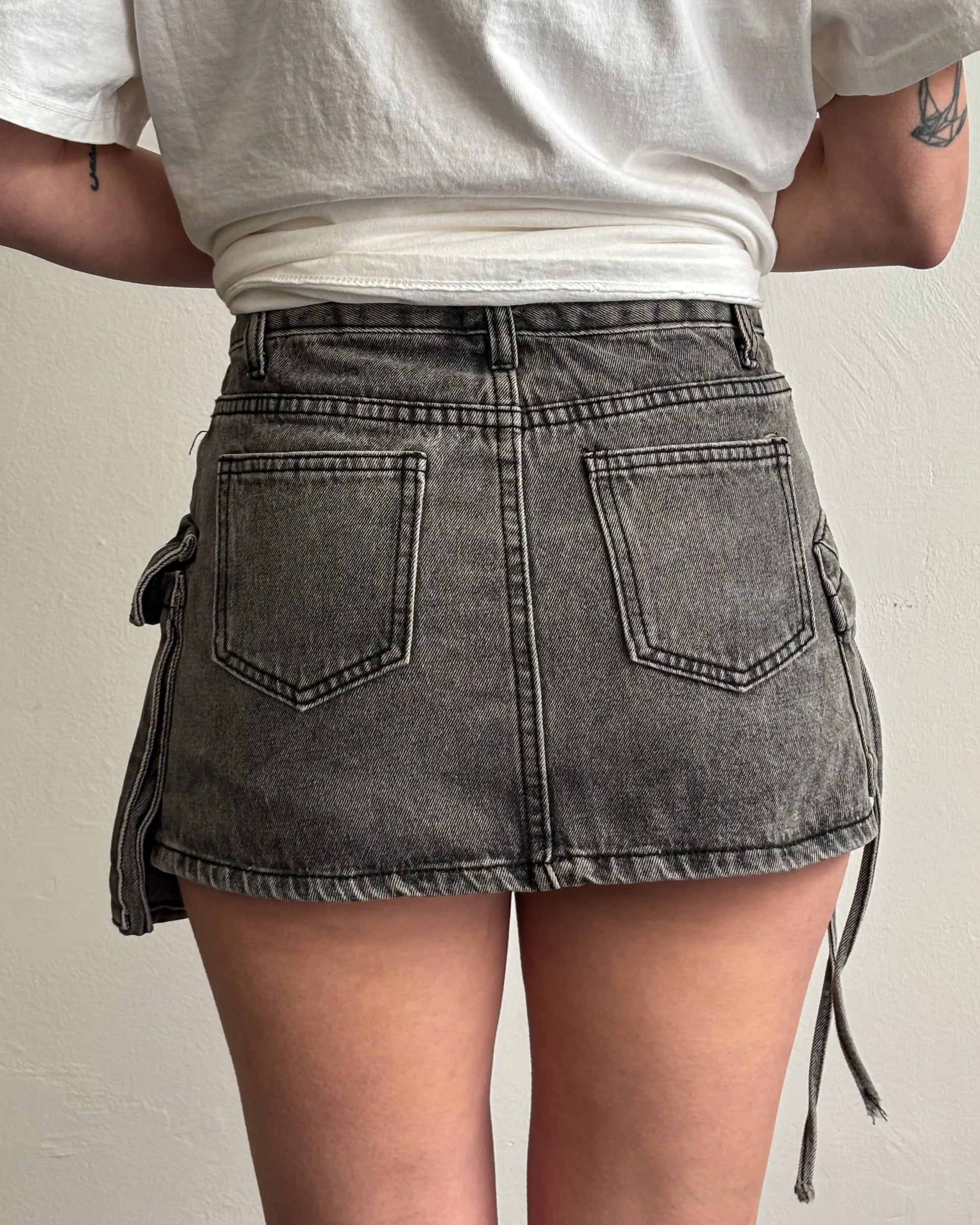 Saia jeans com estampa grafitada em tons vibrantes e bolsos cargo utilitários com lapela. Modelagem mini com cintura média e estrutura reta. Visual urbano, ousado e expressivo, com toque de arte de rua e atitude fashion.
