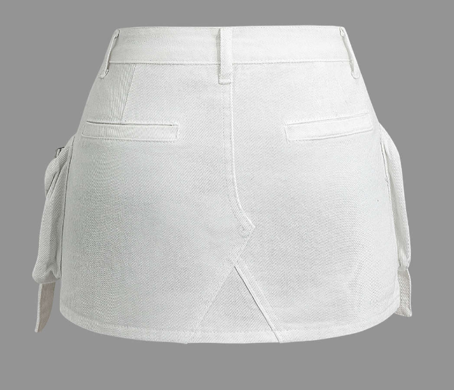 Modelo feminina vestindo saia jeans mini com bolsos cargo laterais volumosos, detalhes em zíper e amarração. A peça possui lavagem azul estonada e recortes assimétricos, com estilo urbano, ajustado e visual utilitário moderno.