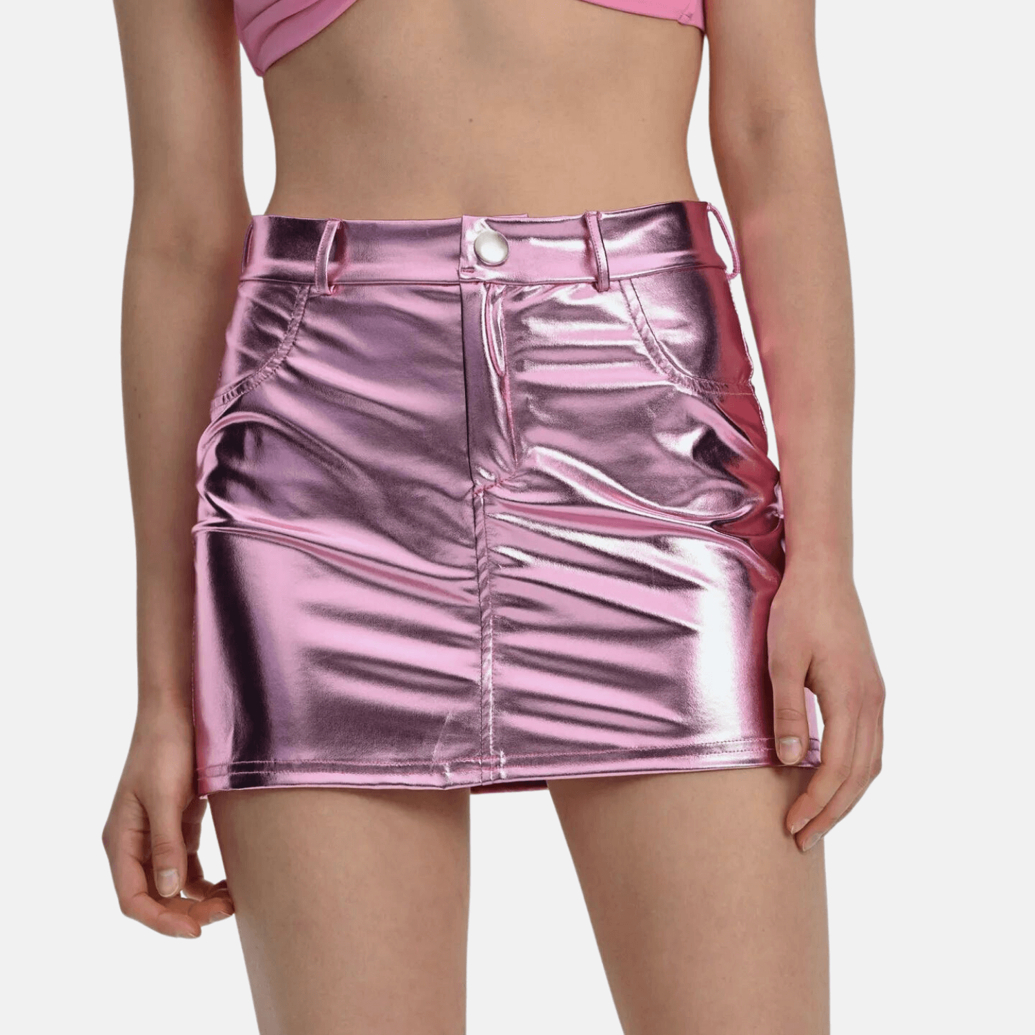 Saia mini metalizada em material sintético com acabamento espelhado. Modelagem ajustada com cós tradicional, bolsos e recorte central. Ideal para looks noturnos ousados, baladas e produções com brilho e atitude.