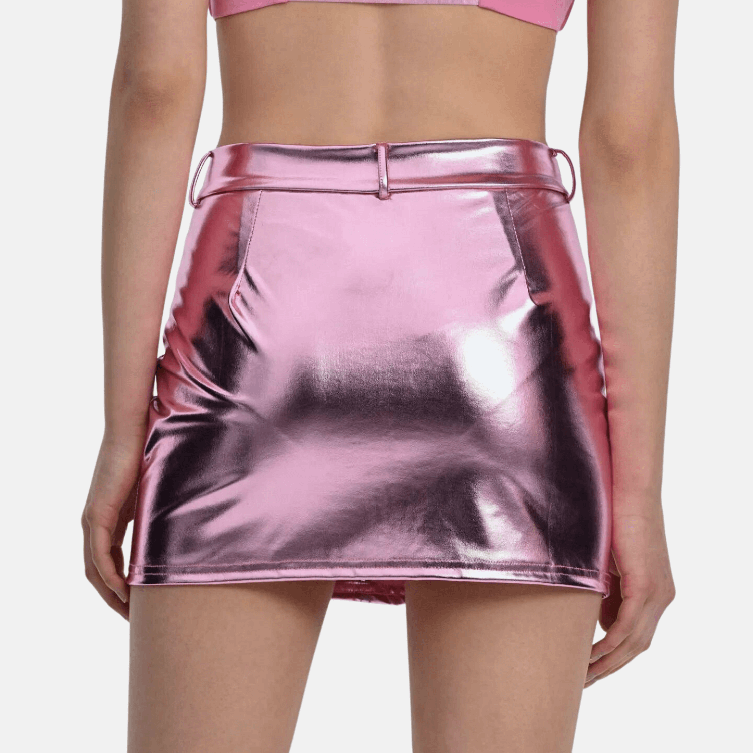 Saia mini metalizada em material sintético com acabamento espelhado. Modelagem ajustada com cós tradicional, bolsos e recorte central. Ideal para looks noturnos ousados, baladas e produções com brilho e atitude.