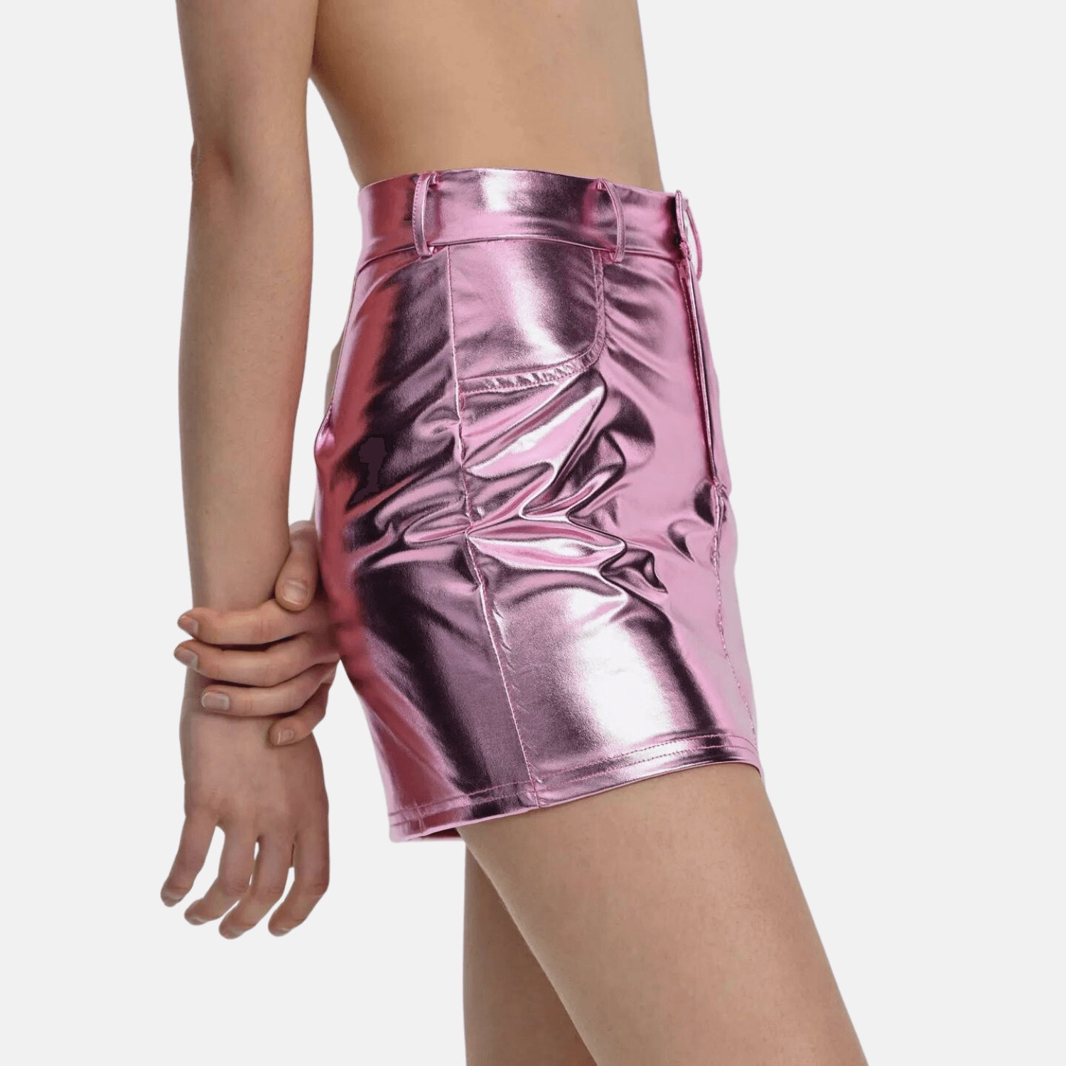 Saia mini metalizada em material sintético com acabamento espelhado. Modelagem ajustada com cós tradicional, bolsos e recorte central. Ideal para looks noturnos ousados, baladas e produções com brilho e atitude.