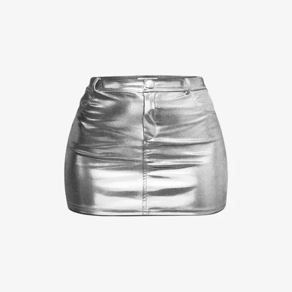 Saia mini metalizada em material sintético com acabamento espelhado. Modelagem ajustada com cós tradicional, bolsos e recorte central. Ideal para looks noturnos ousados, baladas e produções com brilho e atitude.