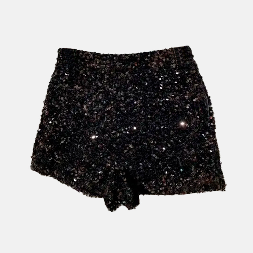Short com acabamento inteiramente coberto por paetês reluzentes. Modelagem estruturada, barra levemente arredondada e brilho espelhado que reflete a luz com intensidade. Ideal para looks noturnos marcantes e ousados.