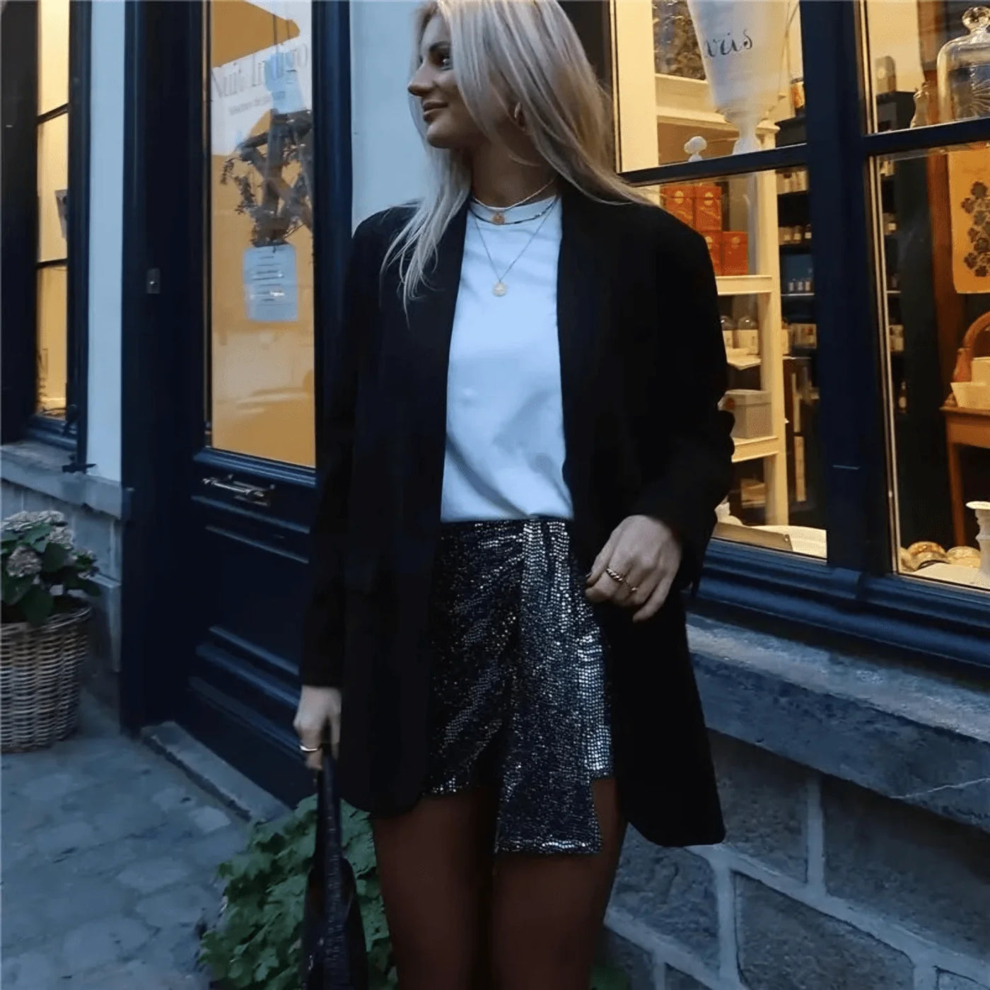 Short saia estruturado com aplicação de brilho holográfico e sobreposição lateral drapeada. Modelagem justa com caimento confortável e estética glam. Ideal para produções noturnas sofisticadas e ousadas.