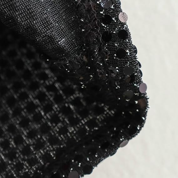 Short saia estruturado com aplicação de brilho holográfico e sobreposição lateral drapeada. Modelagem justa com caimento confortável e estética glam. Ideal para produções noturnas sofisticadas e ousadas.