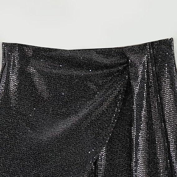 Short saia estruturado com aplicação de brilho holográfico e sobreposição lateral drapeada. Modelagem justa com caimento confortável e estética glam. Ideal para produções noturnas sofisticadas e ousadas.