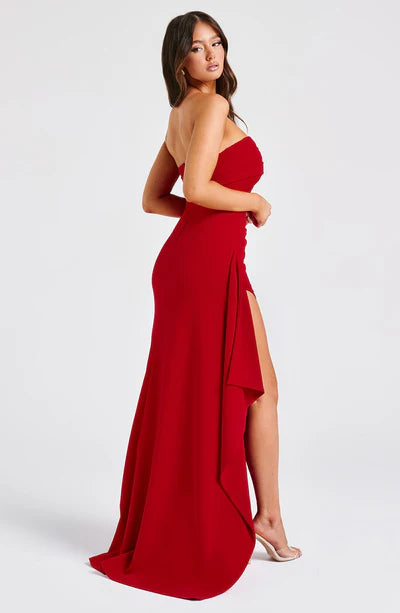 Vestido Longo Elizabeth tomara que caia na cor preta, com fenda frontal e modelagem elegante. Ideal para festas, formaturas e ocasiões especiais. Realça a silhueta com caimento impecável e estilo atemporal.