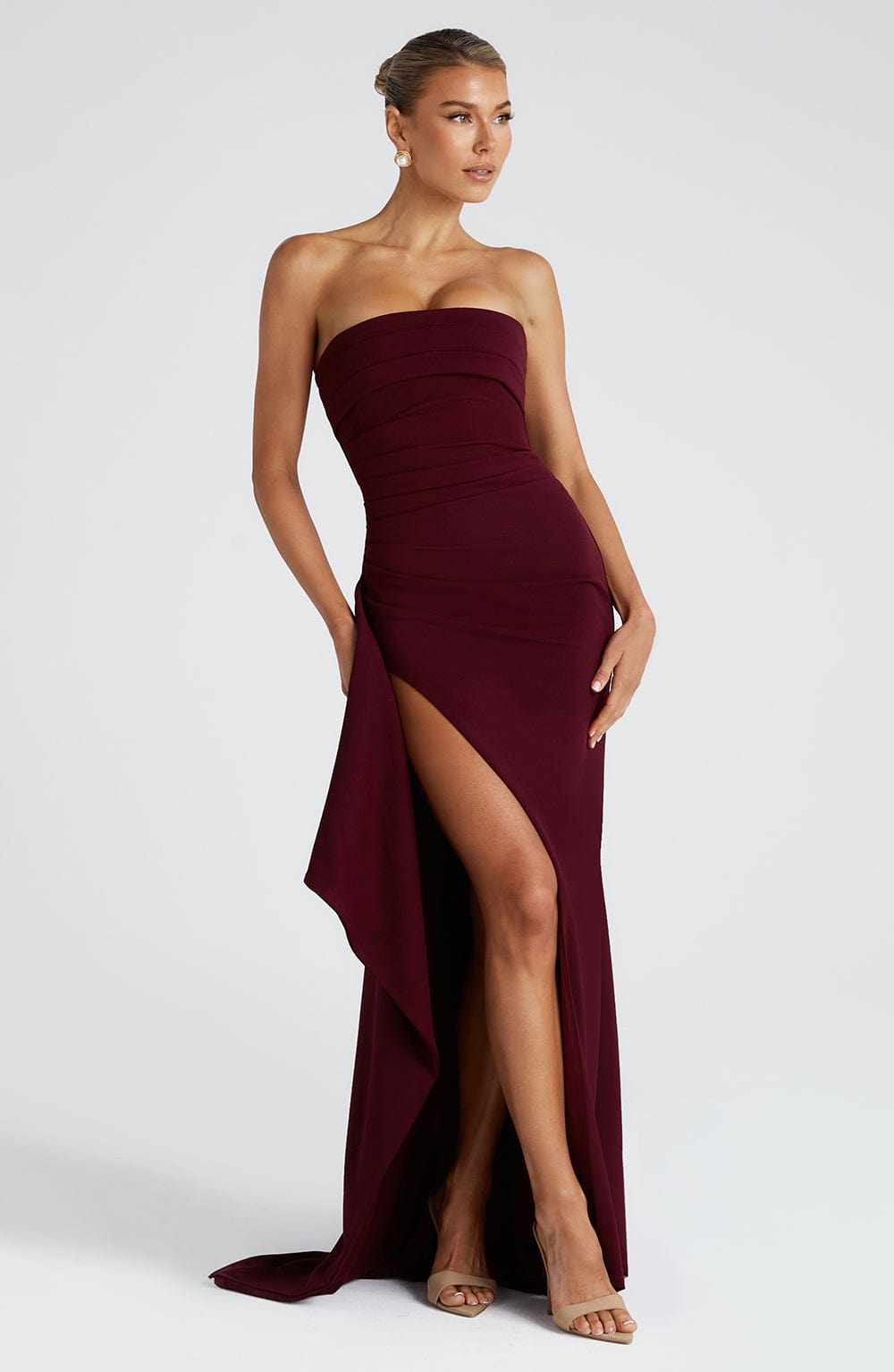 Vestido Longo Elizabeth tomara que caia na cor preta, com fenda frontal e modelagem elegante. Ideal para festas, formaturas e ocasiões especiais. Realça a silhueta com caimento impecável e estilo atemporal.