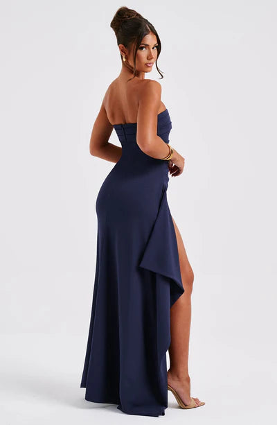 Vestido Longo Elizabeth tomara que caia na cor preta, com fenda frontal e modelagem elegante. Ideal para festas, formaturas e ocasiões especiais. Realça a silhueta com caimento impecável e estilo atemporal.
