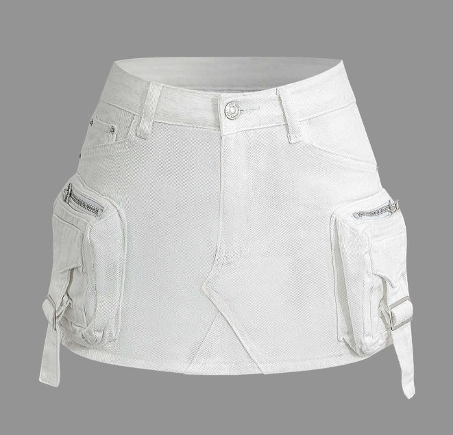 Modelo feminina vestindo saia jeans mini com bolsos cargo laterais volumosos, detalhes em zíper e amarração. A peça possui lavagem azul estonada e recortes assimétricos, com estilo urbano, ajustado e visual utilitário moderno.

