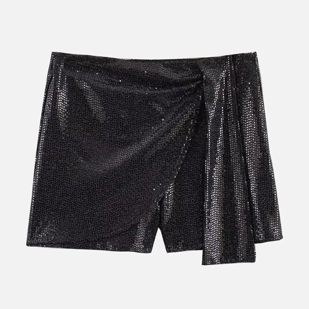 Short saia estruturado com aplicação de brilho holográfico e sobreposição lateral drapeada. Modelagem justa com caimento confortável e estética glam. Ideal para produções noturnas sofisticadas e ousadas.