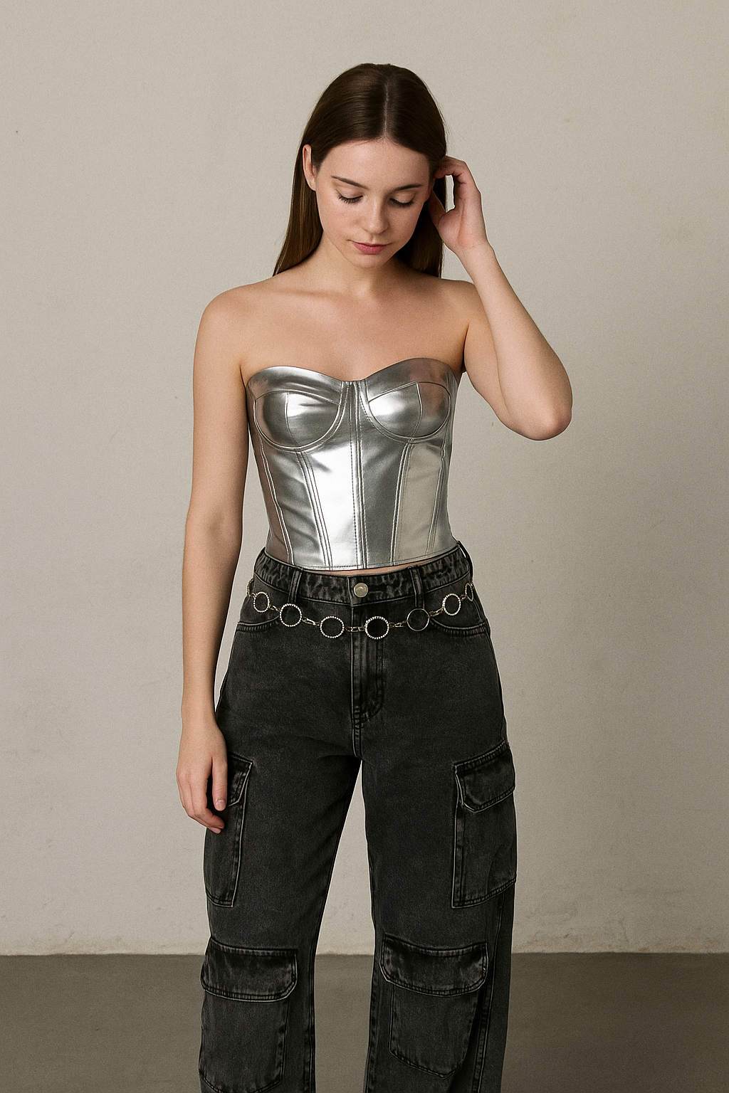 Corset prata brilhante com estrutura modeladora e brilho sofisticado. Realça a cintura e busto, oferecendo conforto e estilo para festas, eventos ou looks casuais.